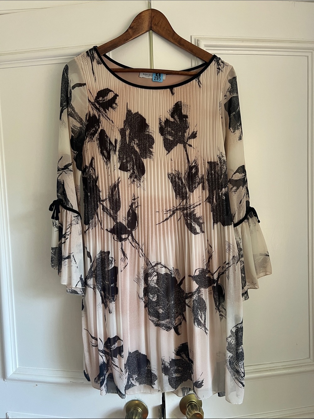 Rinascimiento - Elegant Bell-Sleeve Dress - Black& Blush Pink